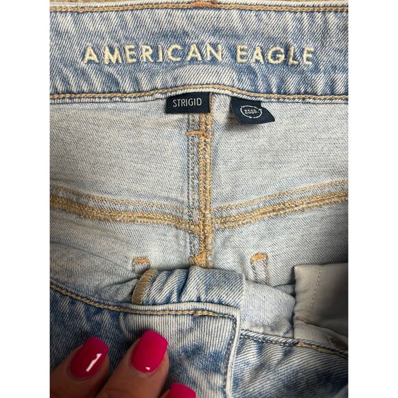 American Eagle Strigid Ripped Mom Jeans in Light Wash Size 4 - Picture 4 of 9